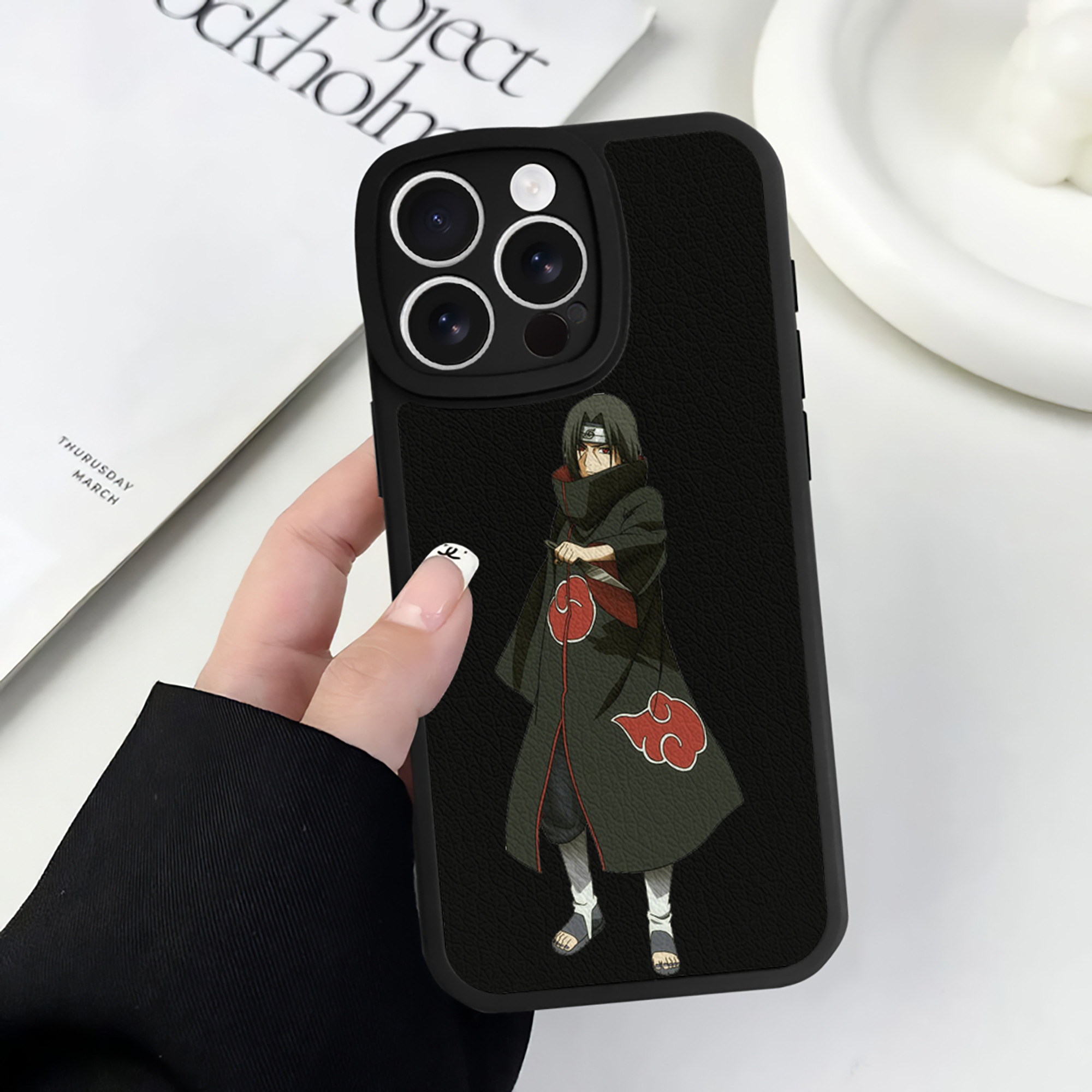 （画像用） NARUTO -ナルト- うちは イタチ Uchiha Itachi 【iPhone 16シリーズ対応】シリコンスマホケース（レザー調） 材質：シリコン